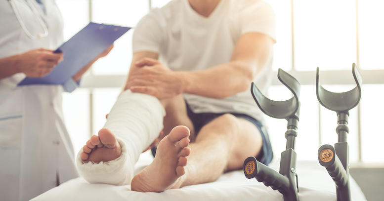 骨折した足は早めに歩いたほうが治りが早い？ 最新研究が示す新常識