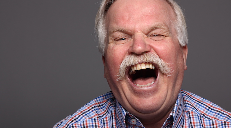 69歳で脳卒中を発症した男性、『オヤジギャグ』が辞められなくなる症状が発生