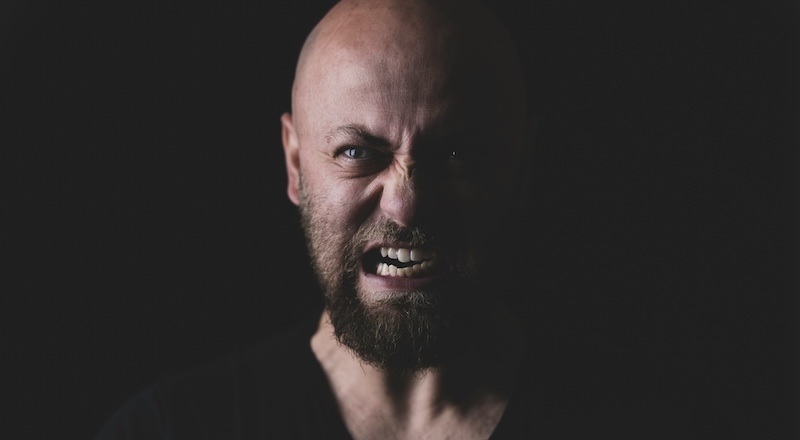 SNSで敵対的な投稿を繰り返す人、犯罪歴や幼少期の環境に特徴