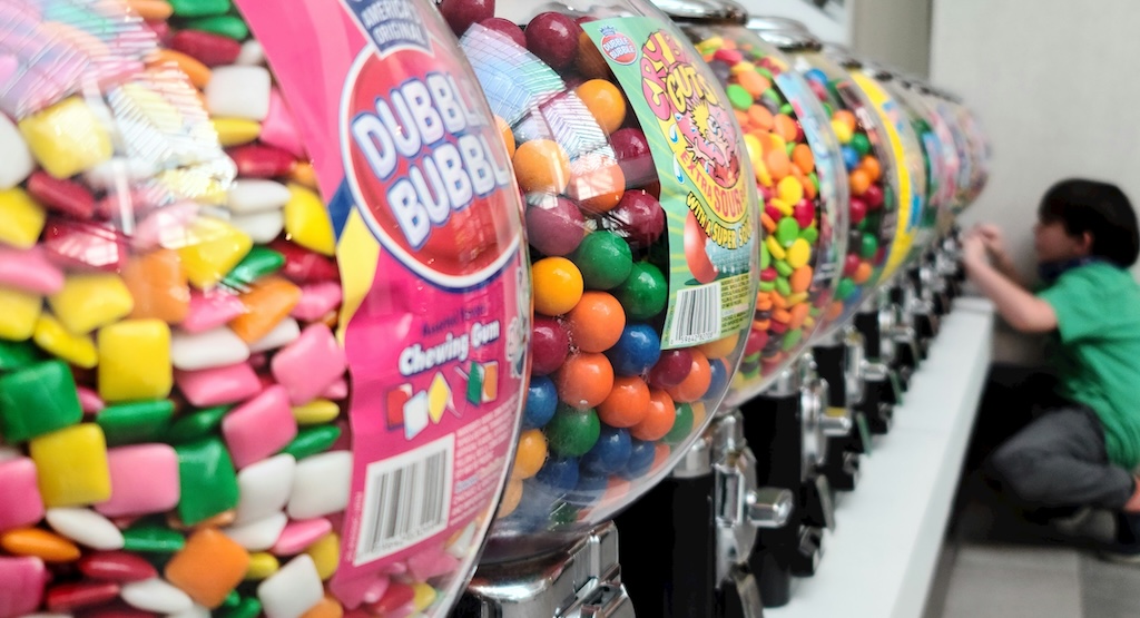 ガムをかむと平均100個超のマイクロプラスチックが口の中に放出されることが判明