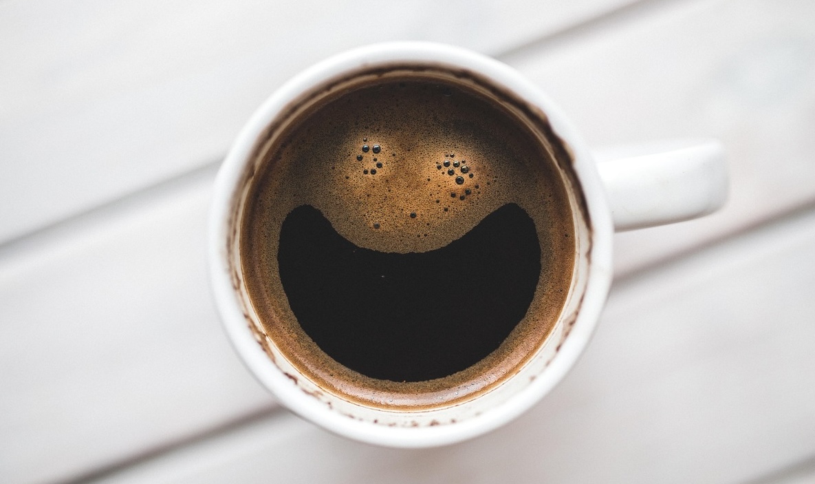 飲み残しのコーヒー、排水溝に流すと環境破壊に？科学者が警鐘を鳴らす理由とは